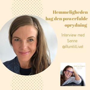 Kvinde smiler med gul baggrund- podcast om oprydning